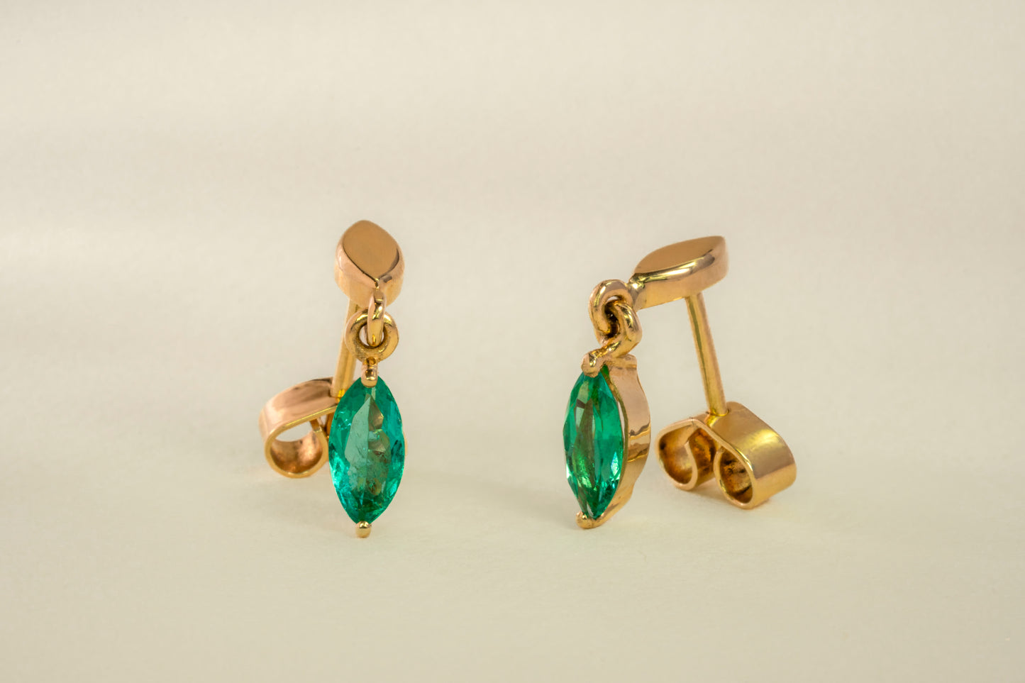 Aretes colgantes oro amarillo con esmeraldas naturales - ARA057