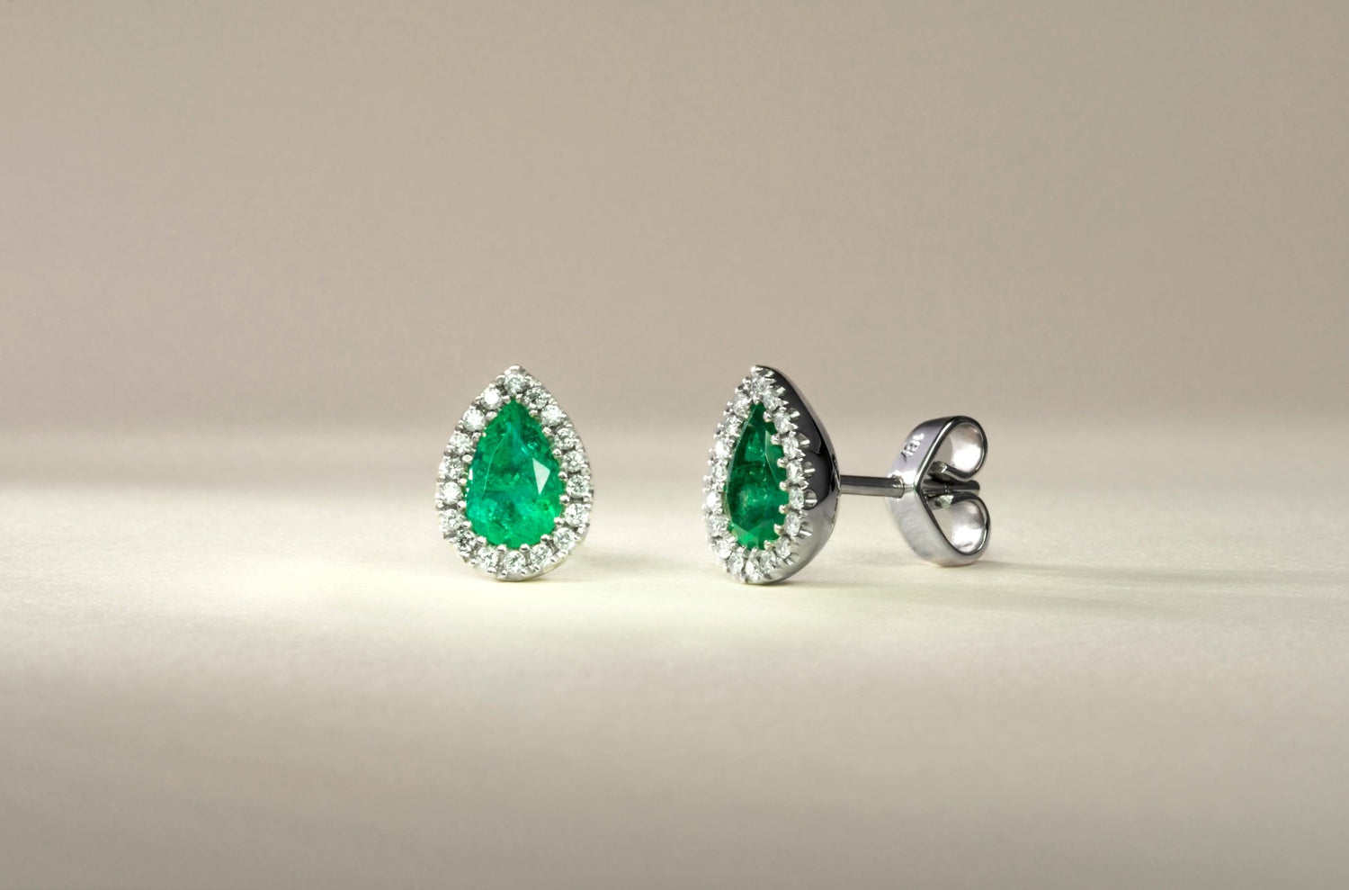 Aretes cluster oro blanco con esmeralda y diamantes naturales - ARB020 - Etherna