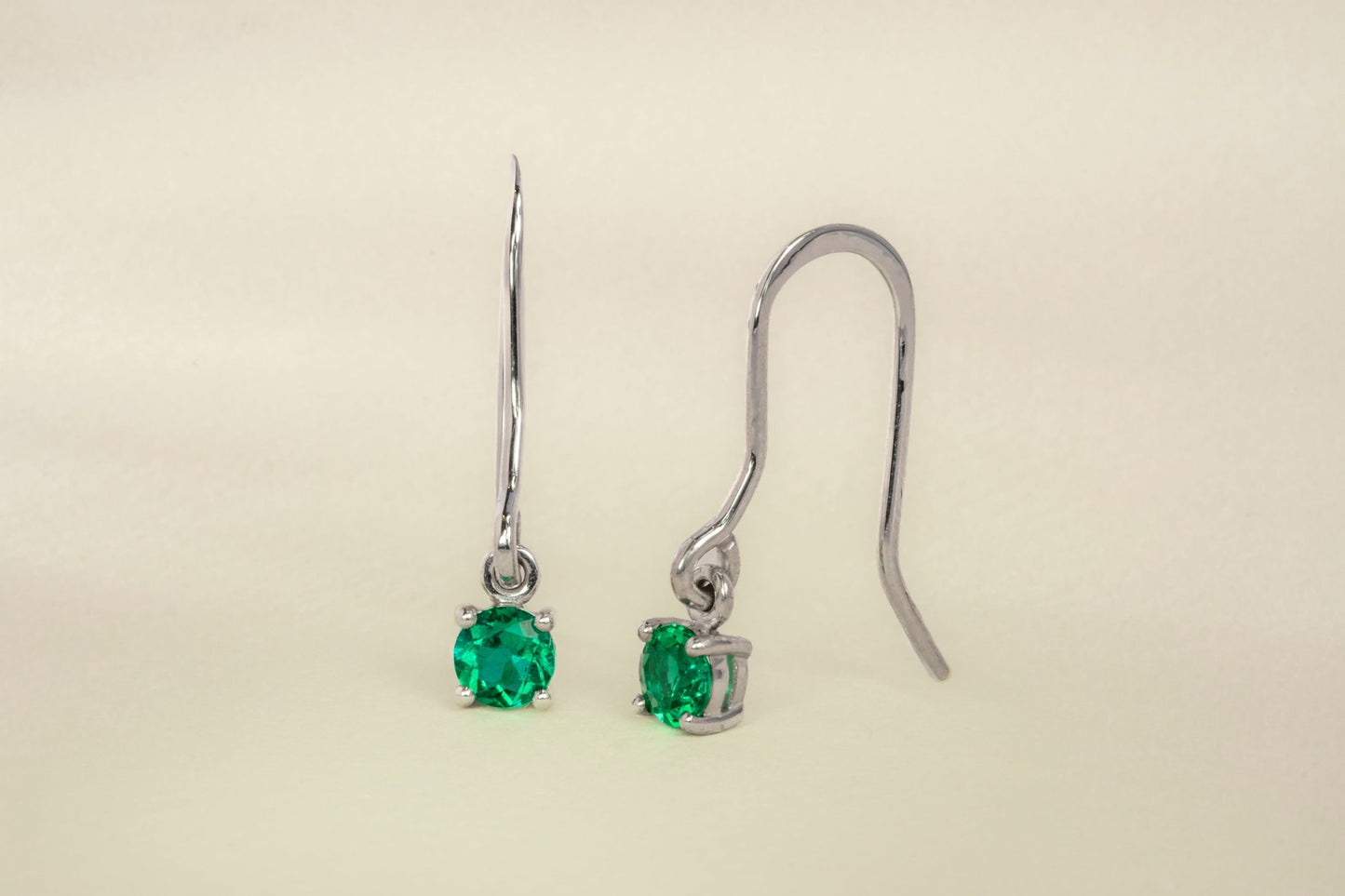 Aretes colgantes oro blanco con esmeralda natural - ARB040 - Etherna