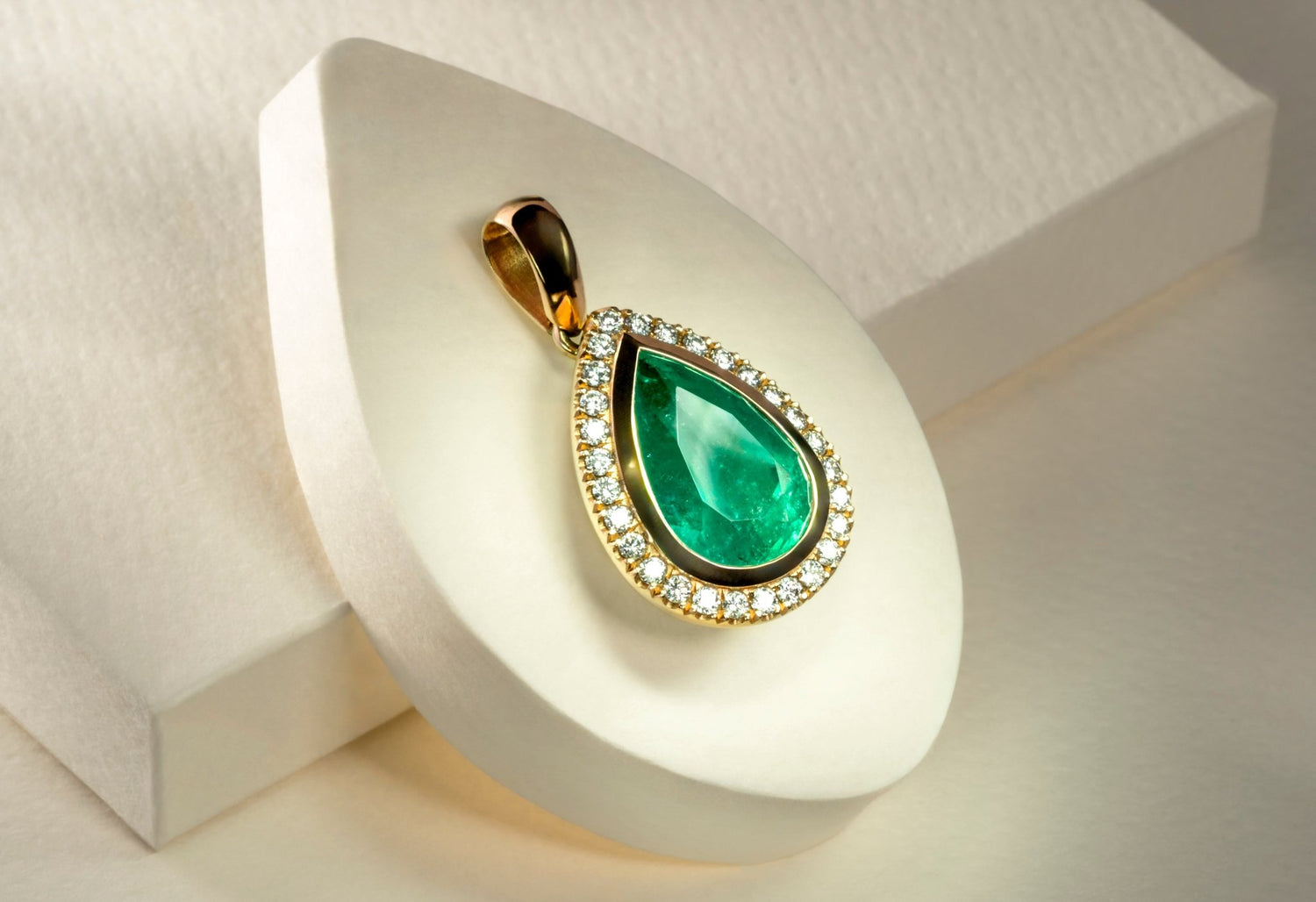 Dije cluster oro amarillo con esmeralda y diamante naturales - DOA009 - Etherna