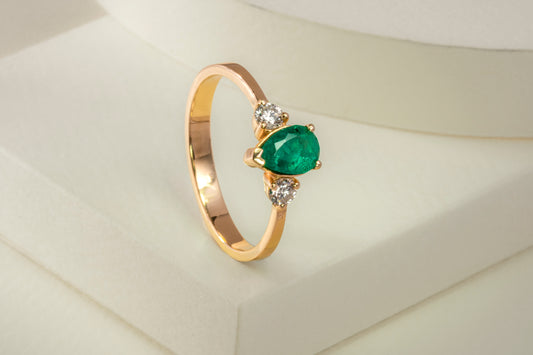 Anillo oro amarillo con esmeralda y diamantes naturales - ANA006
