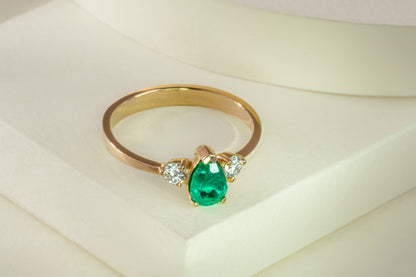 Anillo oro amarillo con esmeralda y diamantes naturales - ANA006