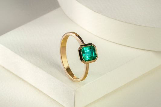 Anillo solitario oro amarillo con esmeralda - ANA015