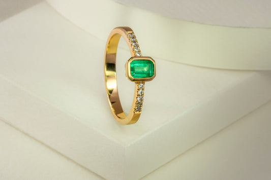 Anillo oro amarillo con esmeralda y diamantes naturales - ANA017