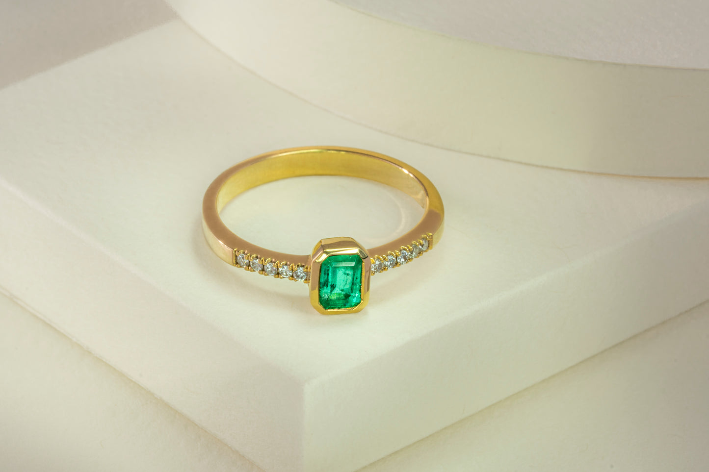 Anillo oro amarillo con esmeralda y diamantes naturales - ANA017