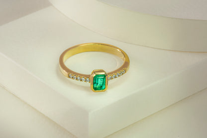 Anillo oro amarillo con esmeralda y diamantes naturales - ANA017