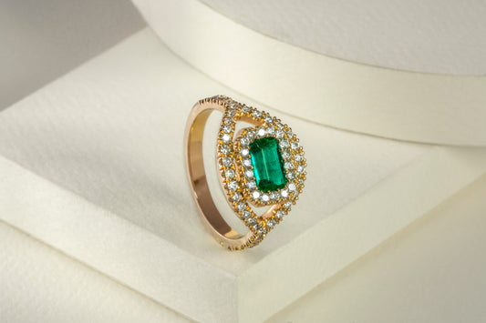 Anillo cluster oro amarillo con esmeralda y diamantes naturales - ANA020