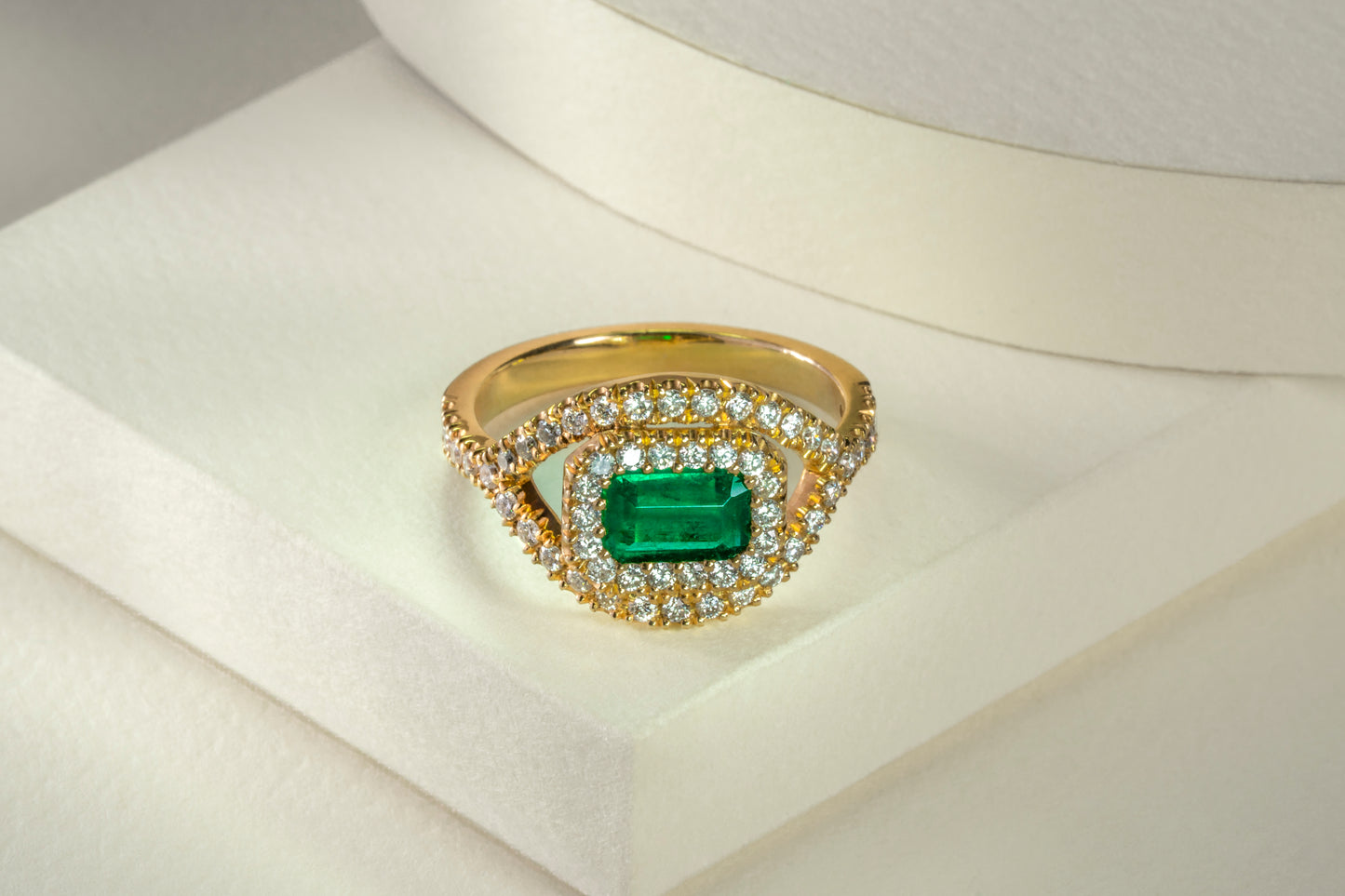 Yellow gold cluster ring with emerald and natural diamonds - ANA020