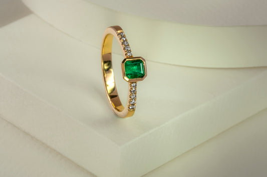 Anillo oro amarillo con esmeralda y diamantes naturales - ANA023