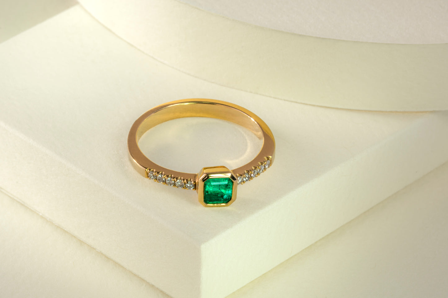 Anillo oro amarillo con esmeralda y diamantes naturales - ANA023