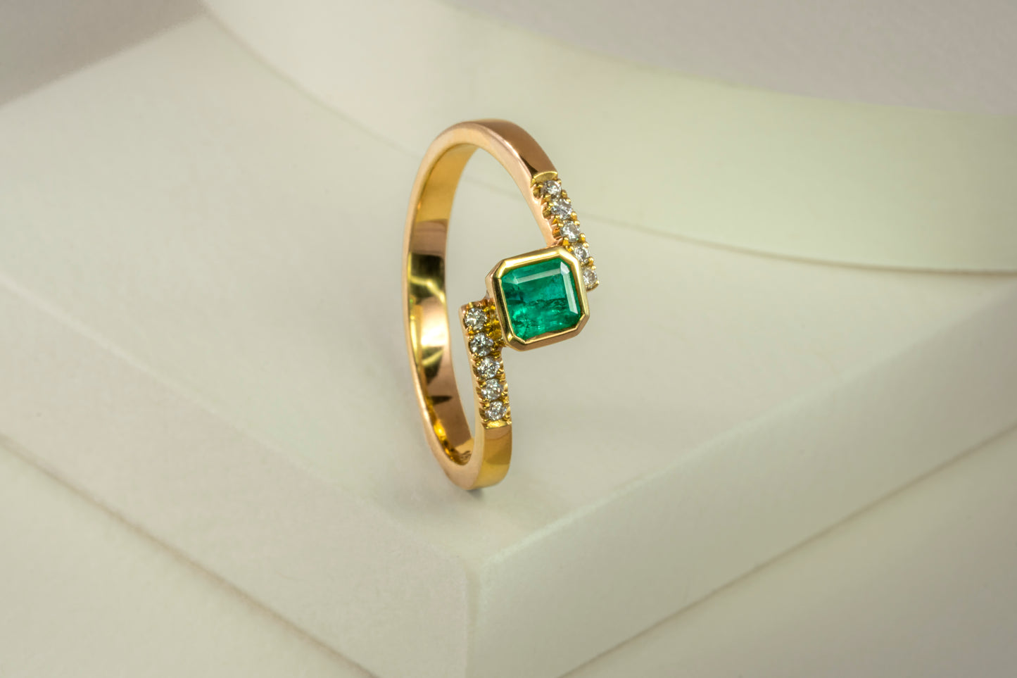 Anillo oro amarillo con esmeralda y diamantes naturales - ANA024