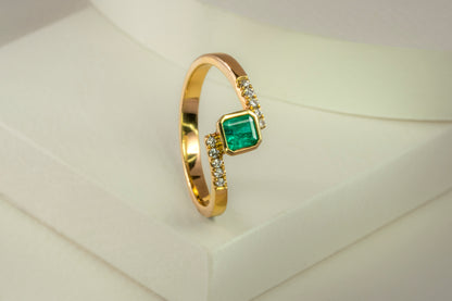 Anillo oro amarillo con esmeralda y diamantes naturales - ANA024