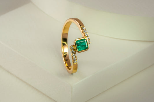 Anillo oro amarillo con esmeralda y diamantes naturales - ANA024