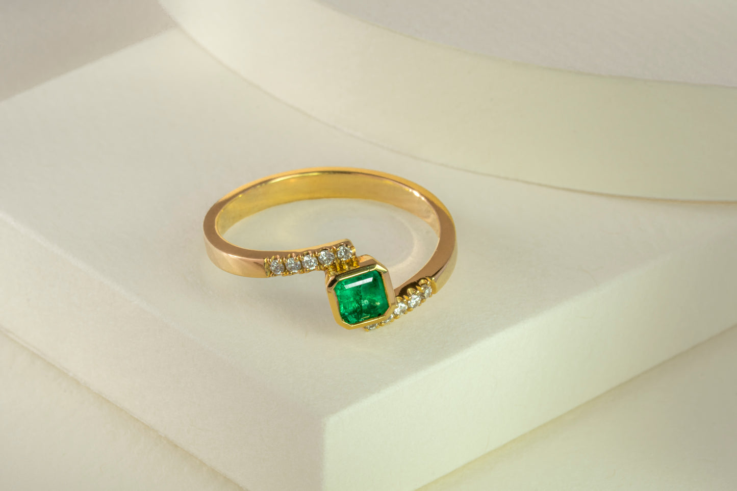 Anillo oro amarillo con esmeralda y diamantes naturales - ANA024