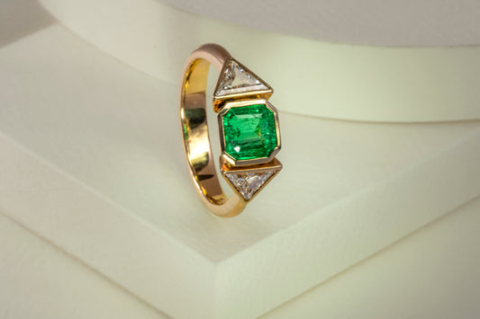 Anillo oro amarillo con esmeralda y diamantes naturales - ANA037