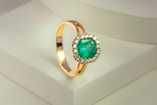 Anillo cluster oro amarillo con esmeralda y diamantes naturales - ANA046