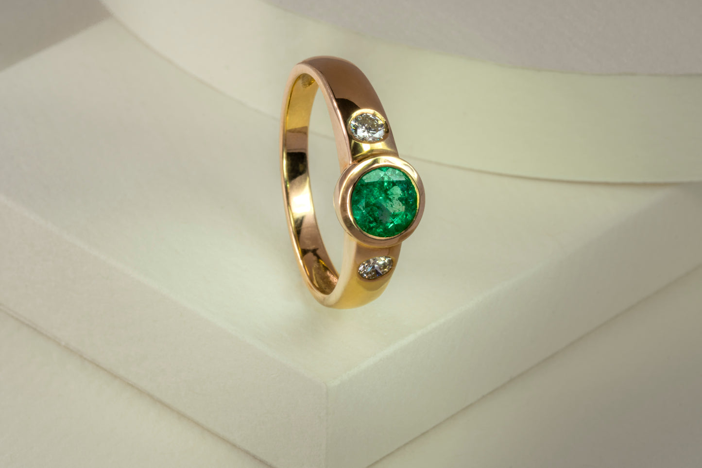 Anillo oro amarillo con esmeralda y diamantes naturales - ANA047