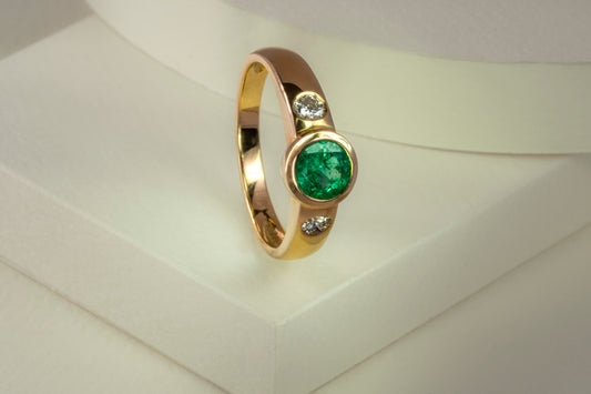 Anillo oro amarillo con esmeralda y diamantes naturales - ANA047
