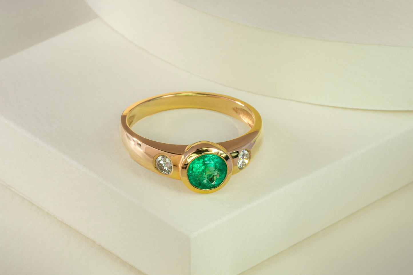 Anillo oro amarillo con esmeralda y diamantes naturales - ANA047