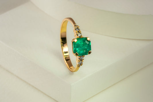 Anillo oro amarillo con esmeralda y diamantes naturales - ANA070