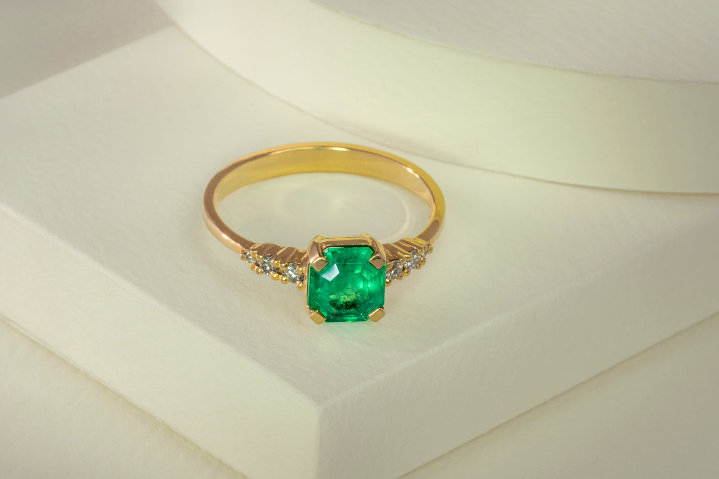 Anillo oro amarillo con esmeralda y diamantes naturales - ANA070