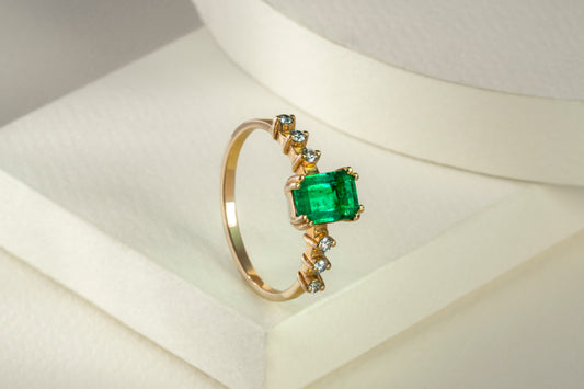 Anillo oro amarillo con esmeralda y diamantes naturales - ANA074