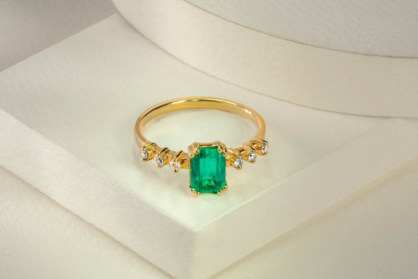 Anillo oro amarillo con esmeralda y diamantes naturales - ANA074