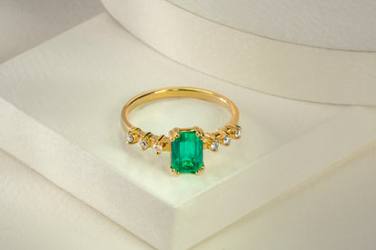 Anillo oro amarillo con esmeralda y diamantes naturales - ANA074