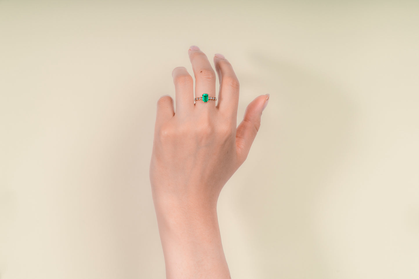 Anillo oro amarillo con esmeralda y diamantes naturales - ANA074