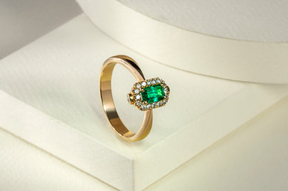 Yellow gold cluster ring with emerald and natural diamonds - ANA080