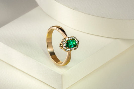 Anillo cluster oro amarillo con esmeralda y diamantes naturales - ANA080
