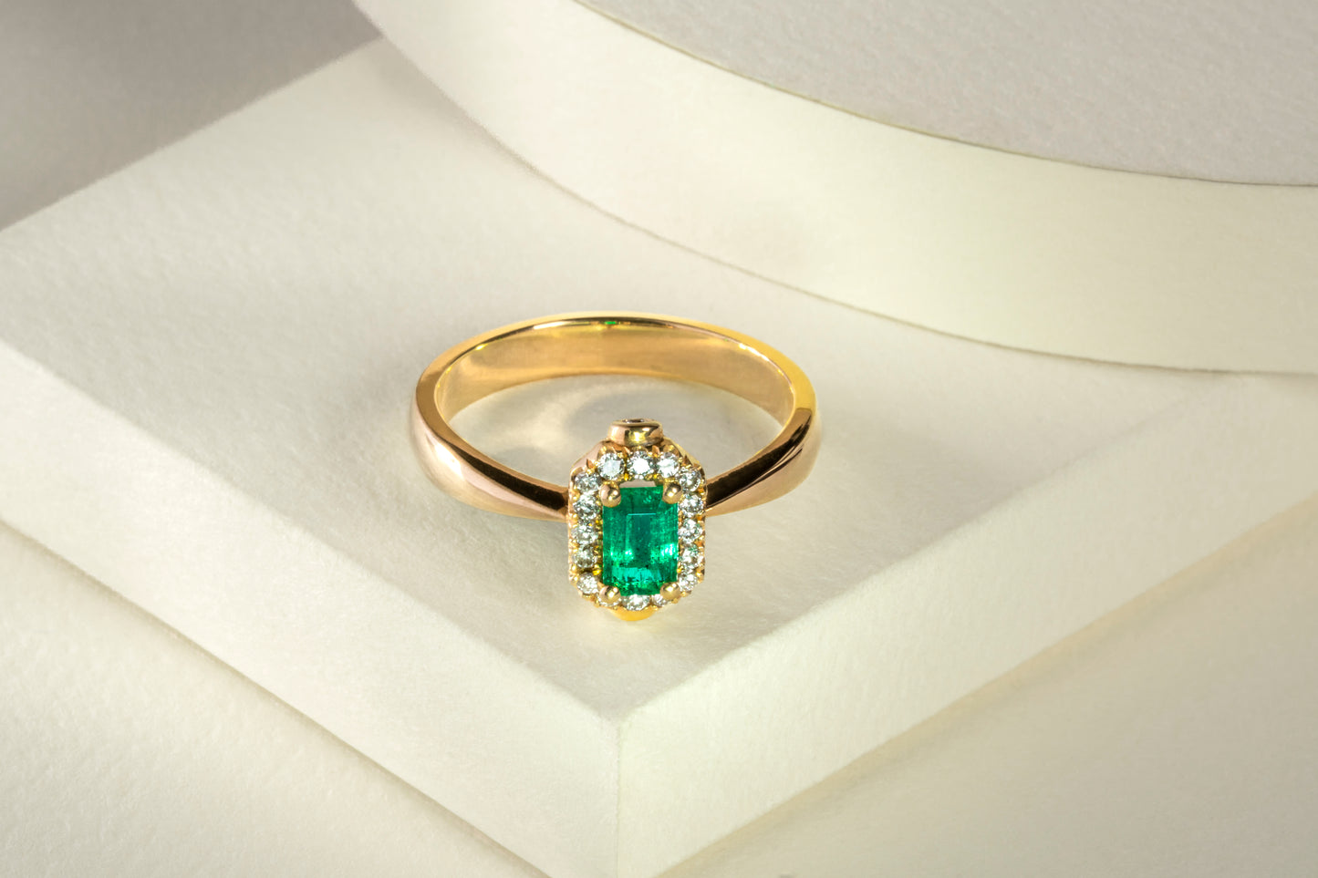 Yellow gold cluster ring with emerald and natural diamonds - ANA080