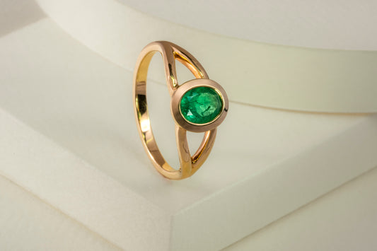 Anillo solitario oro amarillo con esmeralda - ANA088