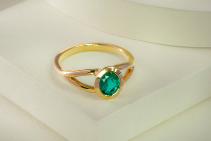 Anillo solitario oro amarillo con esmeralda - ANA088