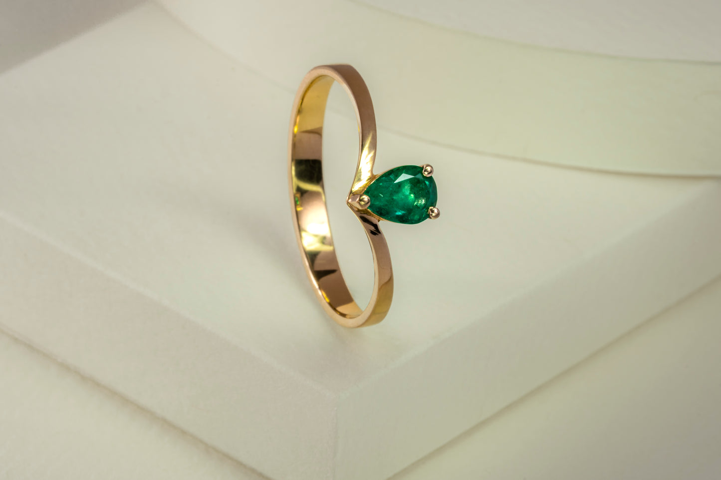 Anillo solitario oro amarillo con esmeralda - ANA091