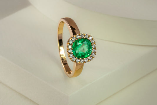 Anillo cluster oro amarillo con esmeralda y diamantes naturales - ANA092