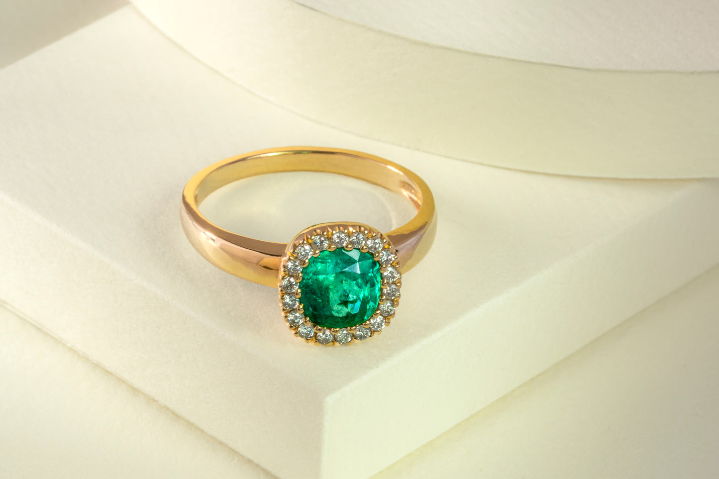 Yellow gold cluster ring with emerald and natural diamonds - ANA092