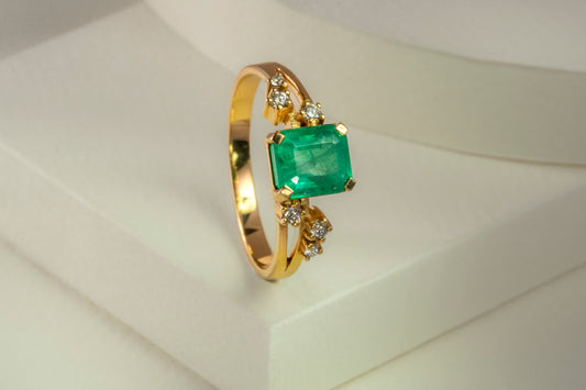 Anillo oro amarillo con esmeralda y diamantes naturales - ANA094