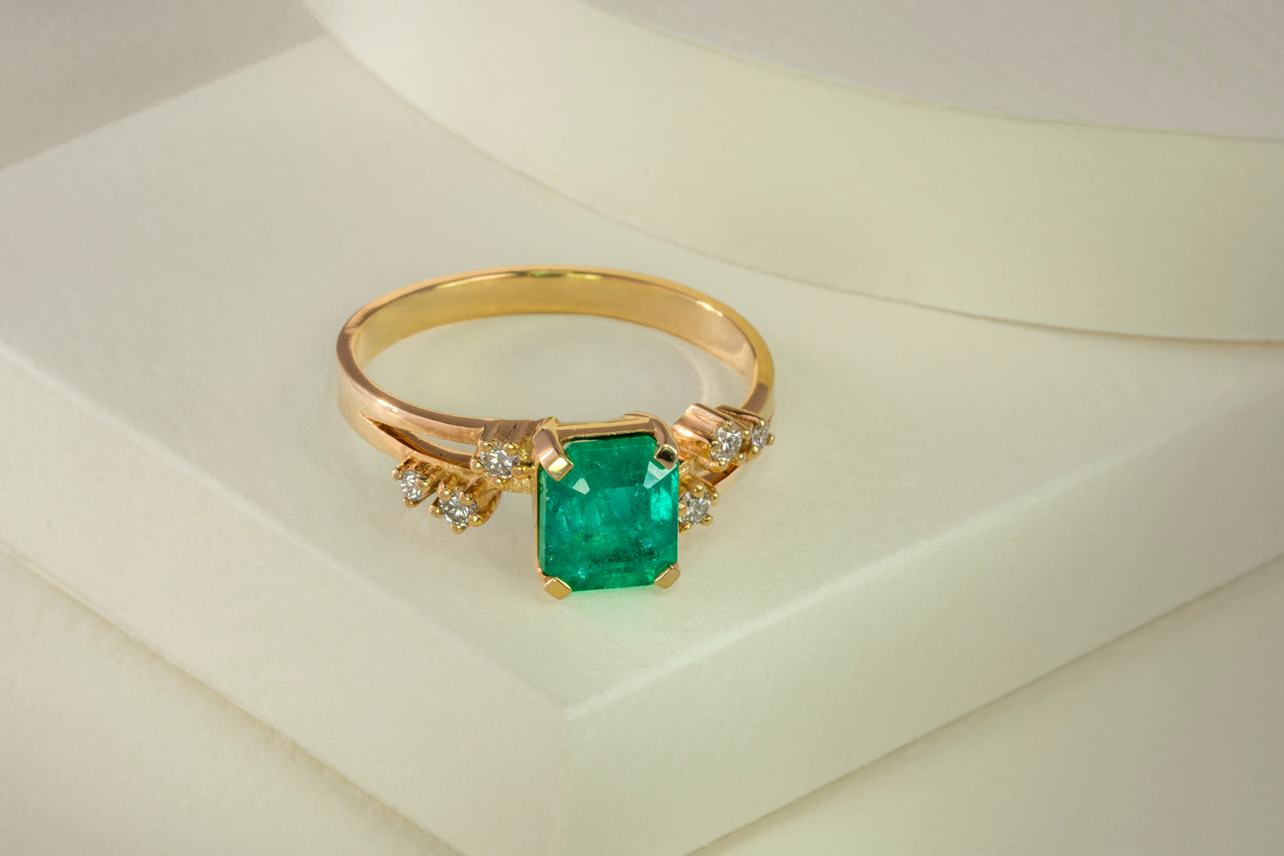 Anillo oro amarillo con esmeralda y diamantes naturales - ANA094