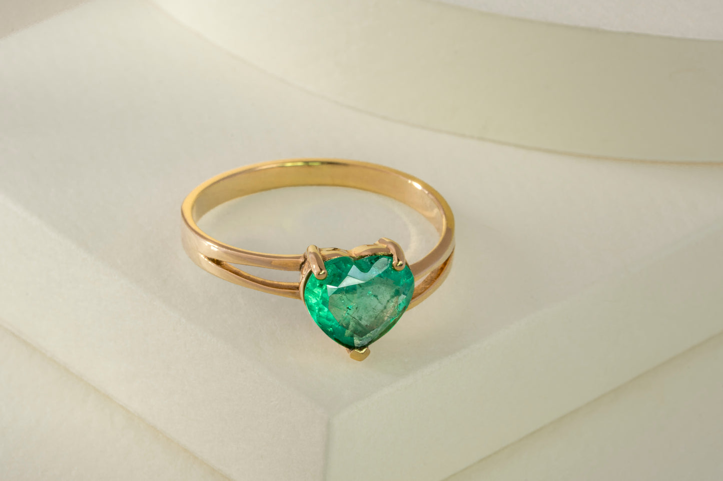 Anillo solitario oro amarillo con esmeralda - ANA095