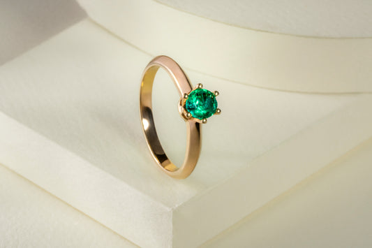 Anillo solitario oro amarillo con esmeralda - ANA102
