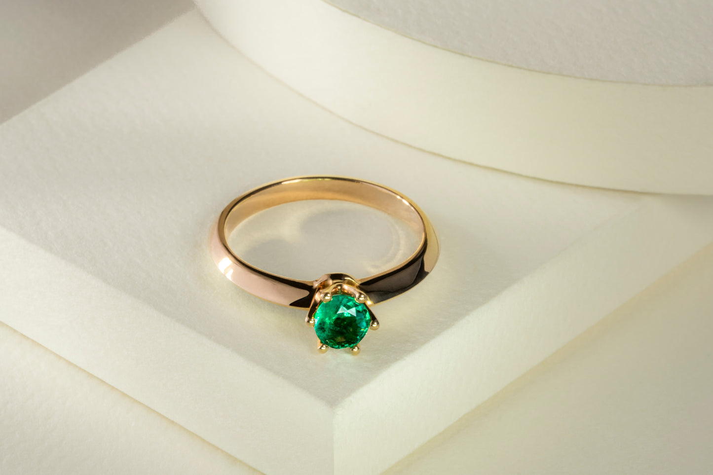 Anillo solitario oro amarillo con esmeralda - ANA102
