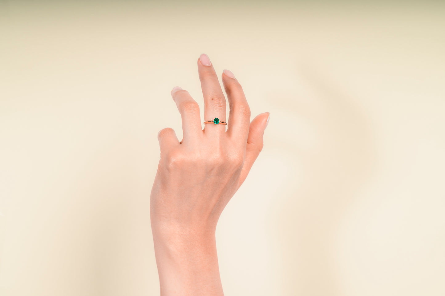 Anillo solitario oro amarillo con esmeralda - ANA102