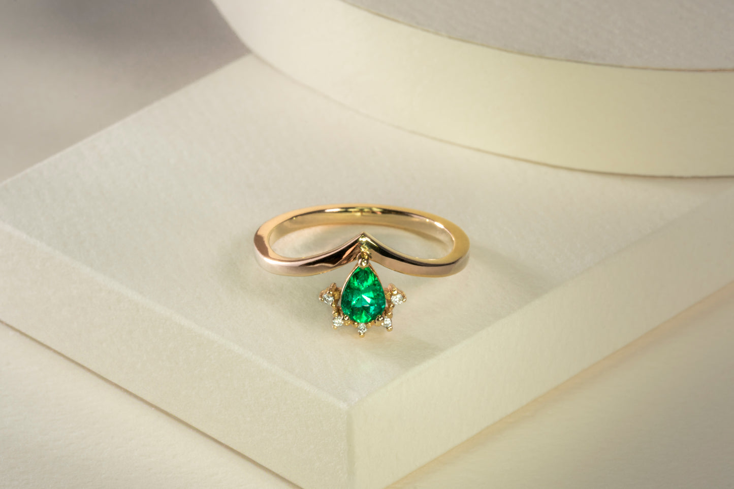 Anillo oro amarillo con esmeralda y diamantes naturales - ANA103