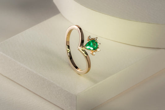Anillo oro amarillo con esmeralda y diamantes naturales - ANA103