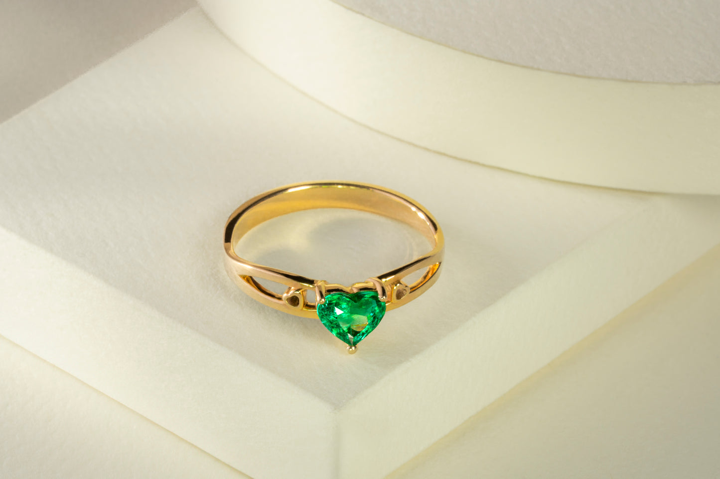 Anillo solitario oro amarillo con esmeralda - ANA105