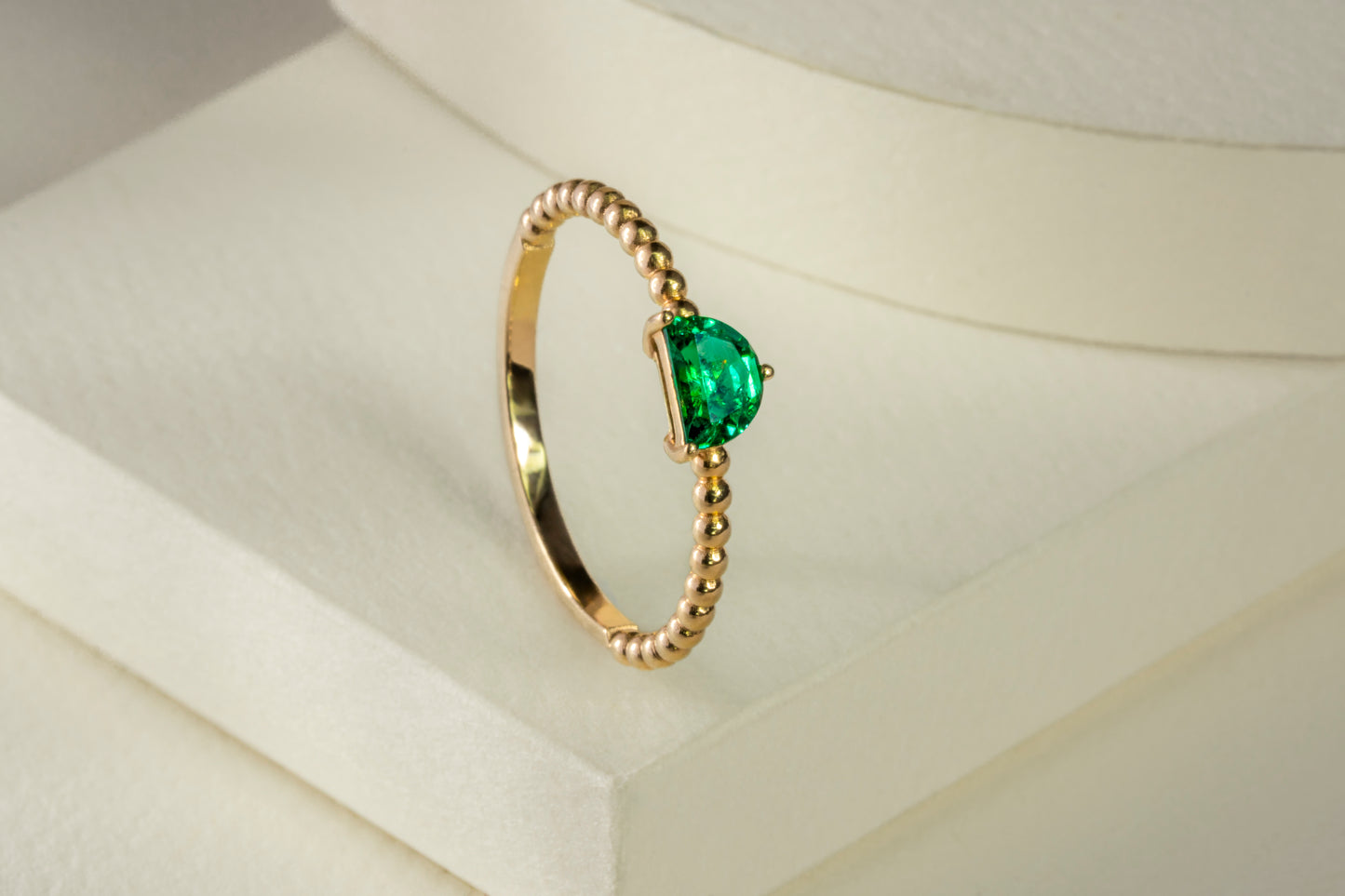 Anillo solitario oro amarillo con esmeralda - ANA106