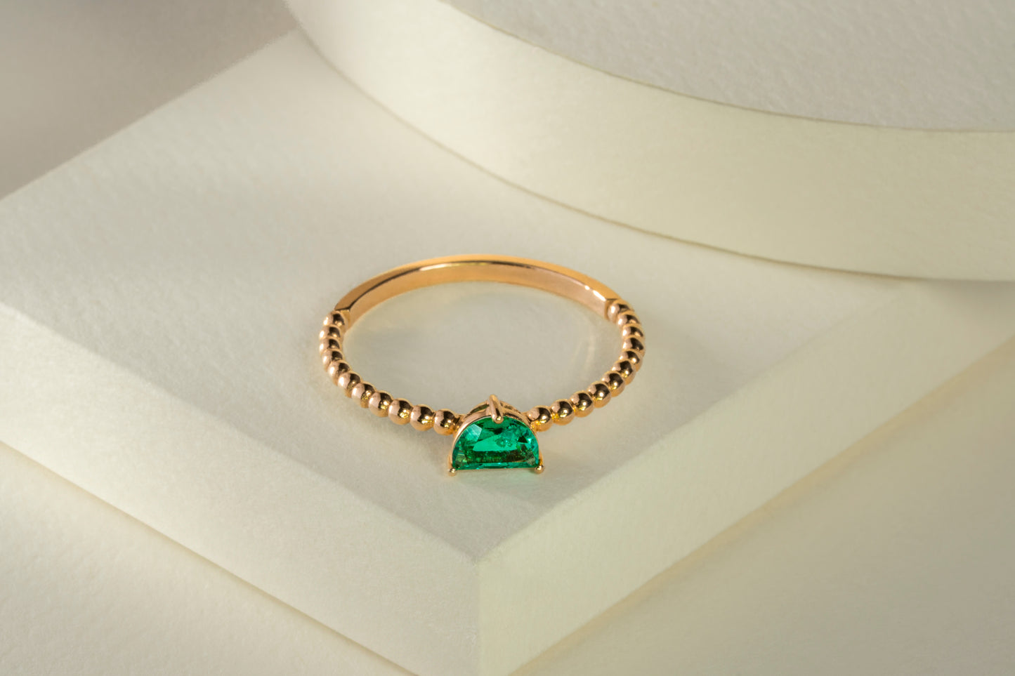 Anillo solitario oro amarillo con esmeralda - ANA106
