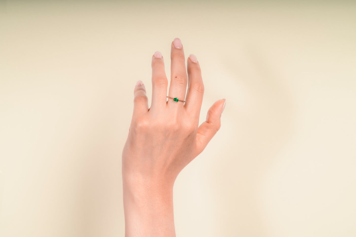 Anillo solitario oro amarillo con esmeralda - ANA106