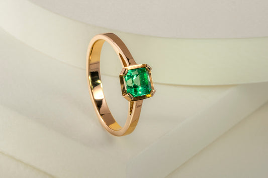 Anillo solitario oro amarillo con esmeralda - ANA107
